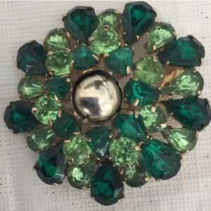 Woman’s Vintage Gorgeous Brooch color light and dark green